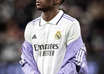 Muchas novias para Tchouamení, vía Relevo.