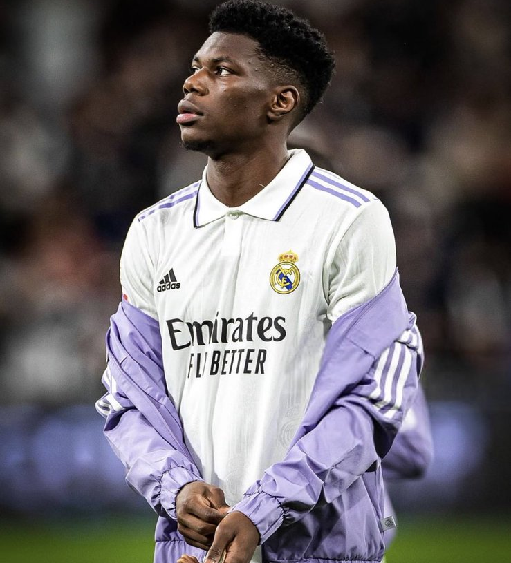 Muchas novias para Tchouamení, vía Relevo.