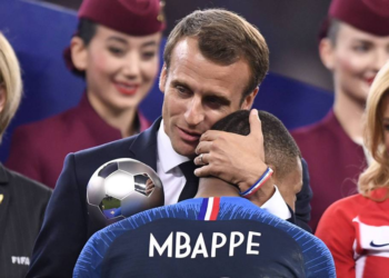 Entra Macrón a escena, presiona a Mbappé. Según Tomás González-Martín.