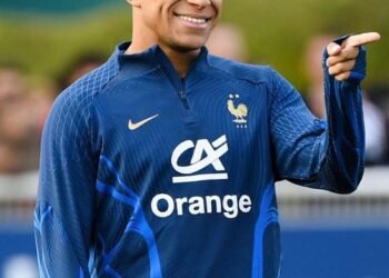 PSG considera la oferta de 300 millones de euros de Al Hilal, pero Mbappé aspira a fichar por el Real Madrid.