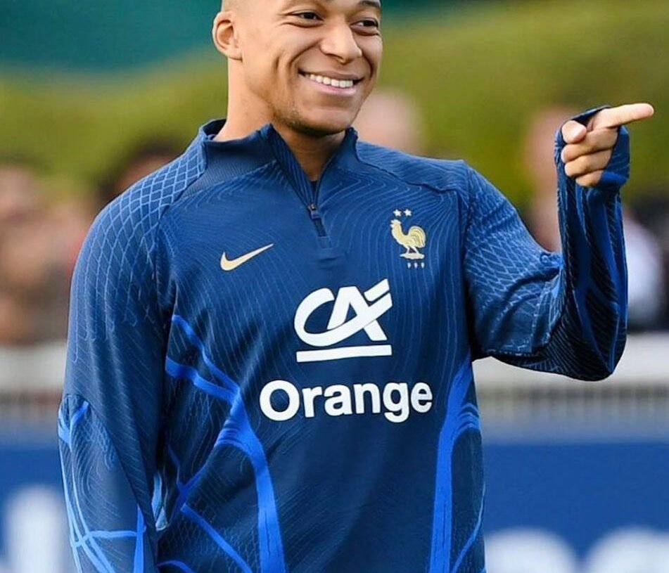 PSG considera la oferta de 300 millones de euros de Al Hilal, pero Mbappé aspira a fichar por el Real Madrid.