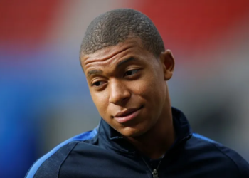 Mbappé se prepara para entrar en el segundo tiempo del Partido del PSG
