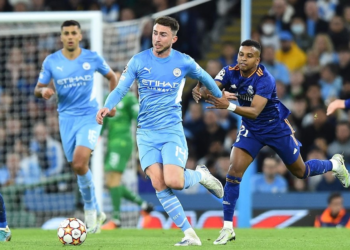 Martin Blackburn avisa, el central que espera al Real Madrid ante la insistencia de Arabia