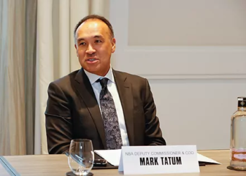 Mark Tatum, ENAMORADO del Bernabéu, hace promesa de oro