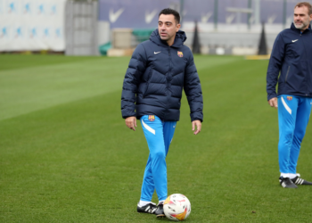 El vídeo de Xavi saludando a TODOS, excepto el crack que le dejó PLANTADO