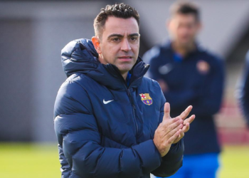 El vídeo de Xavi saludando a TODOS, excepto el crack que le dejó PLANTADO