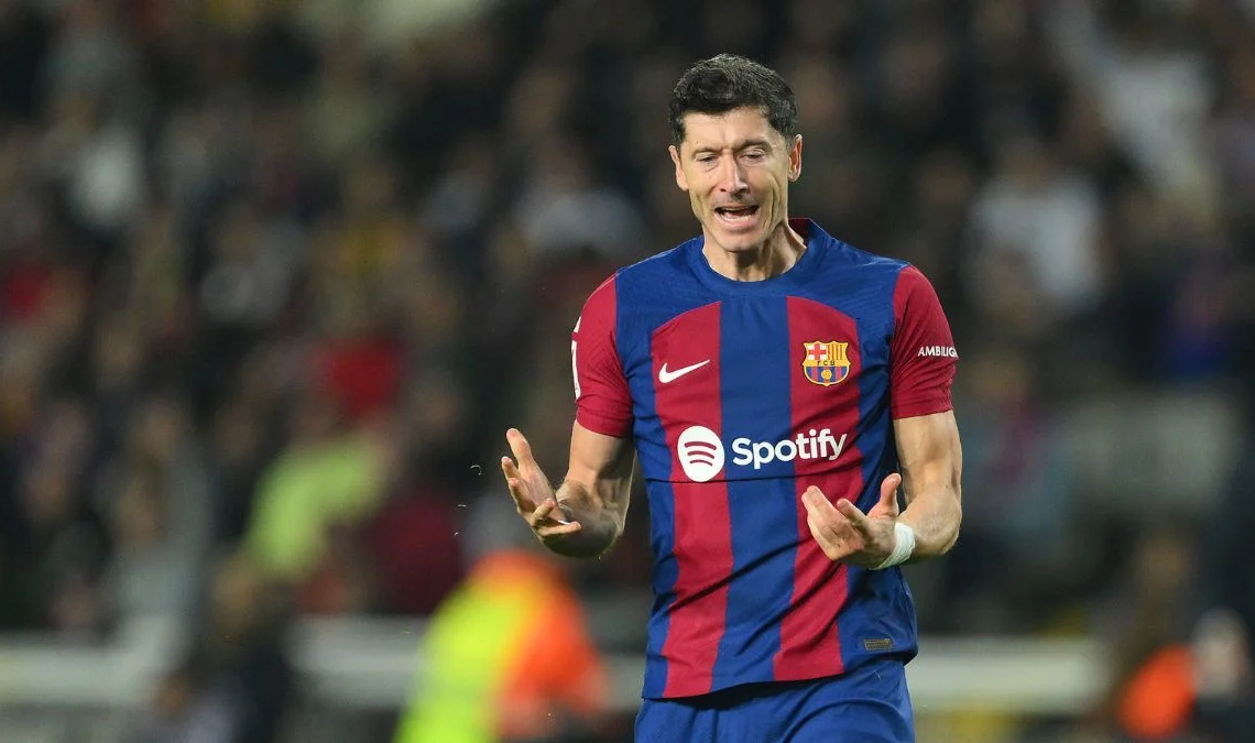 Lewandoski NIEGA EL SALUDO a un compañero en un BRUTAL enfado