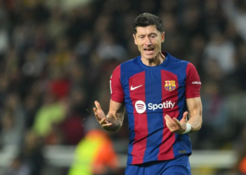 Lewandoski NIEGA EL SALUDO a un compañero en un BRUTAL enfado