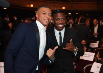 Vinicius SORPRENDE y responde a una pregunta sobre Mbappé