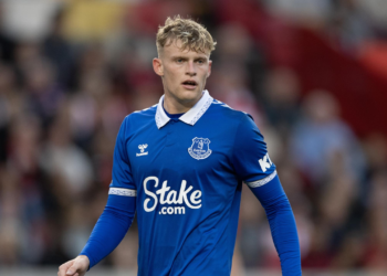 GUIÑAZO de este CENTRAL de moda en la Premier